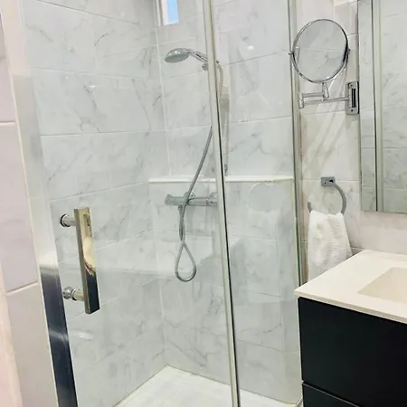1br Center, 10 Min Walk To & Palais *