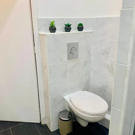 1br Center, 10 Min Walk To & Palais